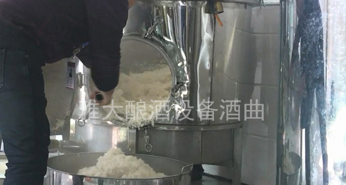 祁阳低度米烧传统技艺—将糯米饭从雅大白酒生产设备中铲出
