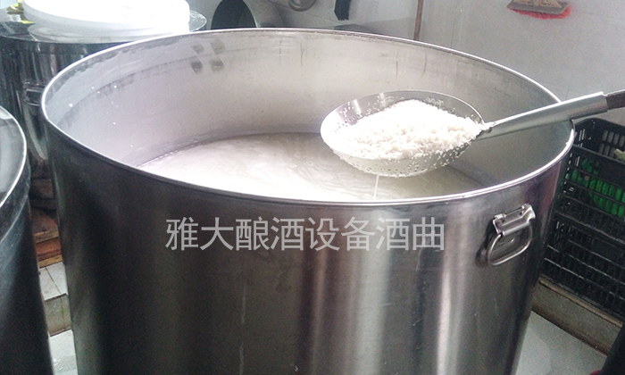 实拍民间用蒸酒设备古法酿糯米白酒全过程——浸米