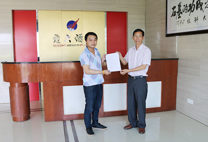 ▲ 泰国客户吴先生与雅大科技签约合作